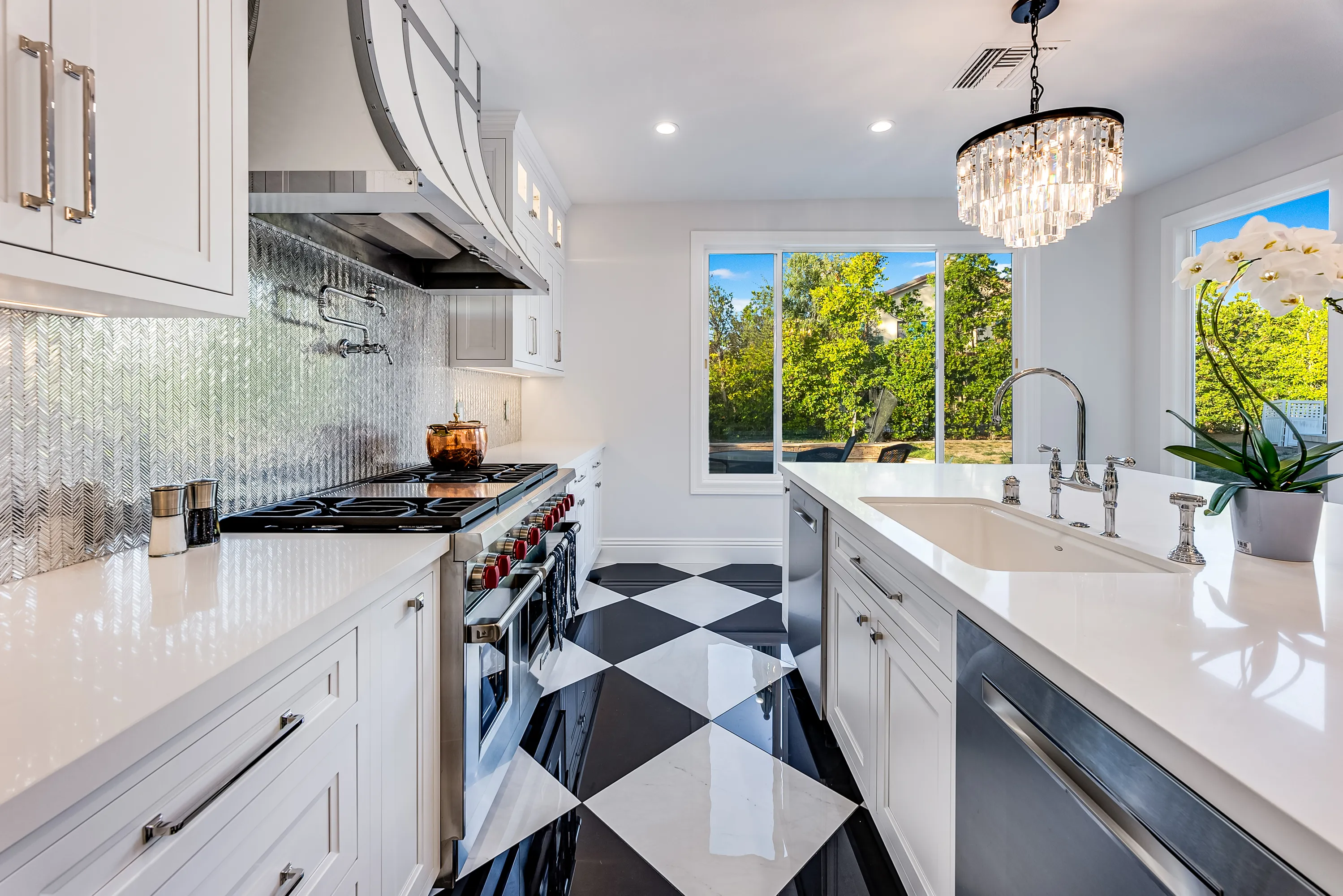 Kitchen island with view to the garden